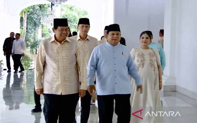 Prabowo Sambut SBY Beserta Keluarga saat Halalbihalal di Istana