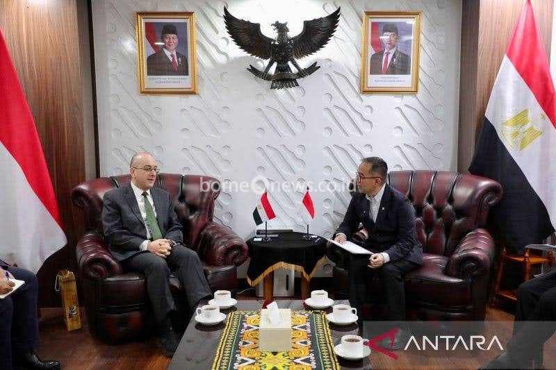 Arsip - Menteri Pendidikan Tinggi, Sains, dan Teknologi (Mendiktisaintek) Brian Yuliarto (kanan) saat menerima kunjungan kehormatan Duta Besar (Dubes) Mesir untuk Indonesia Yasser Hassan Farag Elshemy (kiri) di kantor Kemdiktisaintek, Jakarta, Kamis (6/11/2025). (ANTARA/HO-Kemdiktisaintek)
