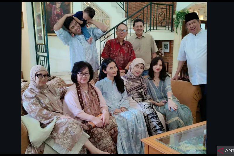Unggahan foto keluarga Vidi Aldiano pada hari Lebaran 2026 di platform Instagram. (Akun Instagram @v8harrykiss)