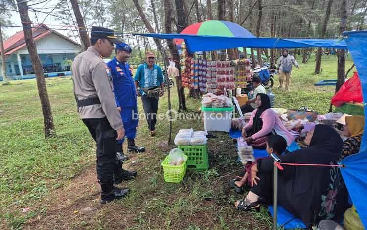 Polres Seruyan Turunkan Personel Gabungan Amankan Pantai Sungai Bakau Saat Libur Lebaran