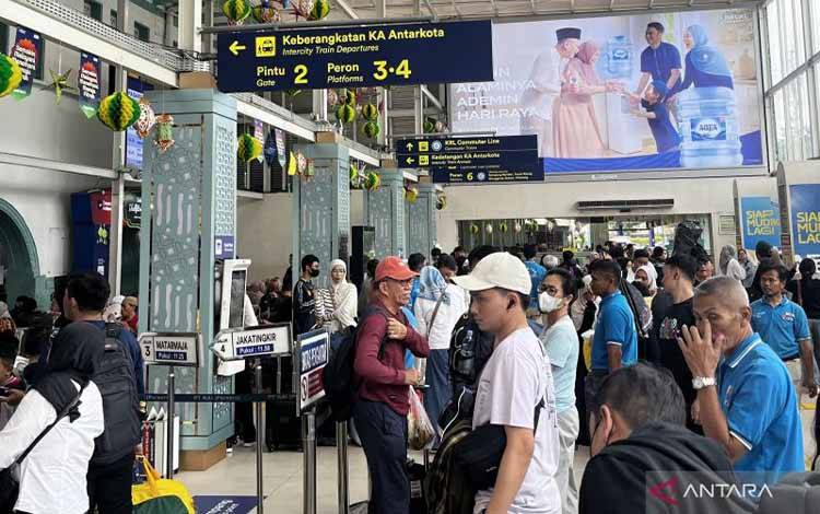 H+1 Lebaran, Pemudik dan Perantau Mulai Tiba di Jakarta