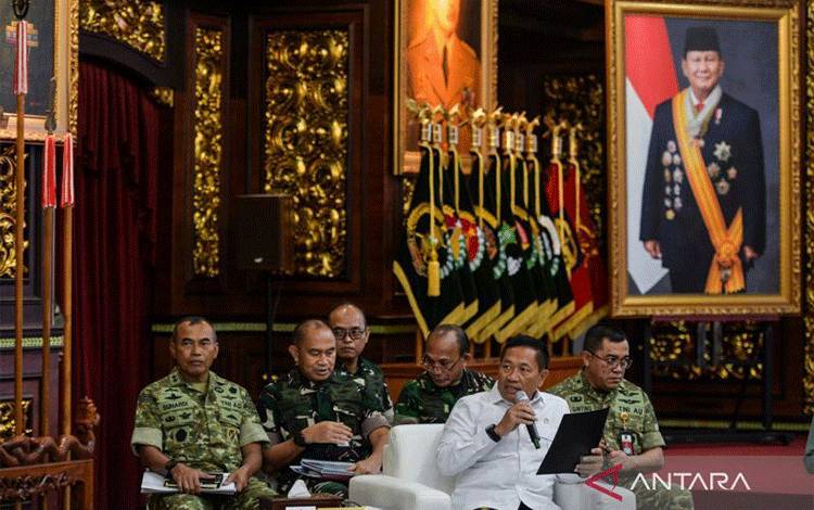 Wakil Menteri Pertahanan Donny Ermawan Taufanto (kedua kanan) menyampaikan sambutan saat Rapat Koordinasi Pengawakan Program Prioritas Presiden di Kantor Kementerian Pertahanan, Jakarta, Selasa (17/3/2026). Rapat tersebut bertujuan untuk merumuskan program prioritas Presiden Prabowo yang melibatkan lintas kementerian dan lembaga. ANTARA FOTO/Putra M. Akbar/nz
