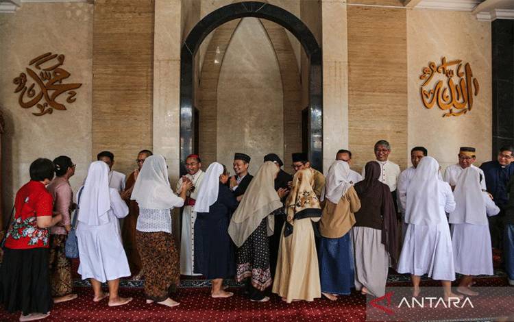 Sejumlah umat lintas agama saling bermaaf-maafan dalam acara safari Lebaran lintas agama dan kepercayaan di Masjid Nusrat Jahan, Semarang, Jawa Tengah, Sabtu (21/3/2026). Kegiatan yang diikuti oleh tokoh agama hingga masyarakat lintas agama dan kepercayaan tersebut sebagai upaya menumbuhkan dan mempererat silaturahim, kerukunan, serta toleransi sekaligus kedamaian antarumat dalam momentum perayaan Idul Fitri 1447 Hijriah. ANTARA FOTO/Makna Zaezar/nym.