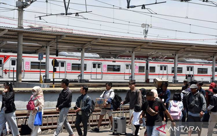 Sejumlah penumpang KRL Commuter Line berjalan di peron Stasiun Bogor, Jawa Barat, Kamis (19/3/2026). PT Kereta Commuter Indonesia (KAI Commuter) mengoperasikan sebanyak 1.149 perjalanan KRL Commuter Line setiap hari pada masa angkutan Lebaran 2026 di area Jabodetabek, Merak dan sekitarnya termasuk perjalanan ke Bandara Soekarno Hatta. ANTARA FOTO/Arif Firmansyah/wsj.