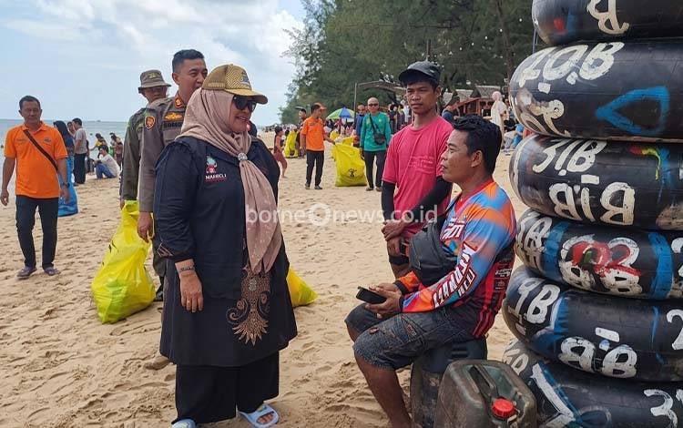Wakil Bupati Kotawaringin Timur Irawati meninjau wisata Pantai Ujung Pandaran, Senin, 23 Maret 2026. (FOTO: IST)