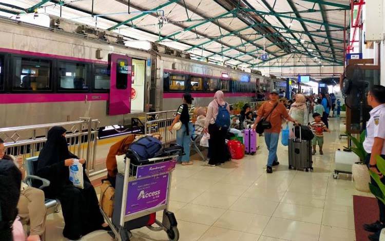Ribuan penumpang arus balik padati Stasiun Madiun pada H2+1 Lebaran 2026, Senin (23/3/2026). ANTARA/HO-Humas Daop 7 Madiun