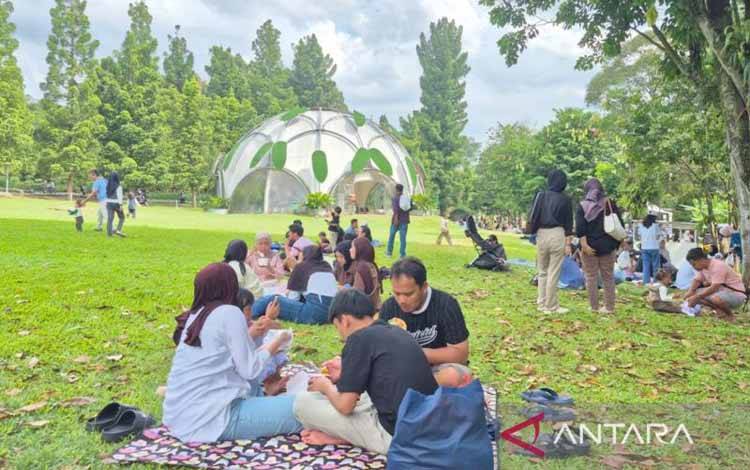 Libur Lebaran, Pengunjung Kebun Raya Bogor Melonjak 40 Persen