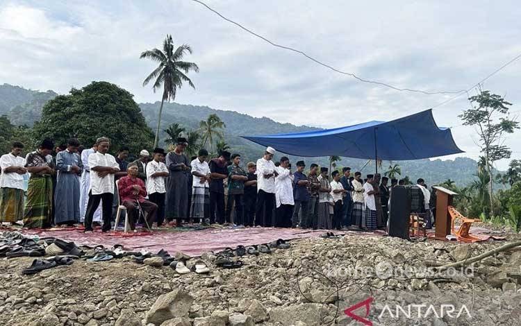 Lebaran di Tanah Luka, Takbir Menggema Pelan di Tengah Duka Warga