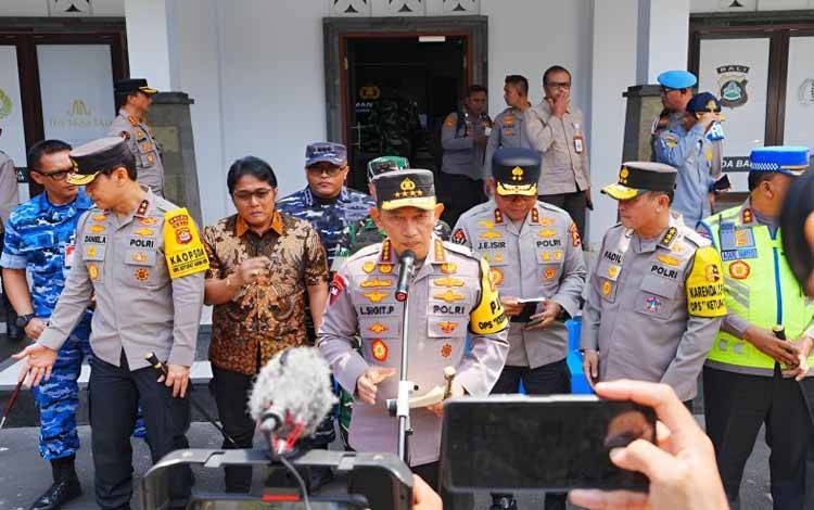 Kapolri Jenderal Pol. Listyo Sigit Prabowo (tengah) memberikan keterangan pers di di Command Center ITDC, Nusa Dua, Bali, Selasa (23/3/2026). (ANTARA/HO-Divisi Humas Polri)