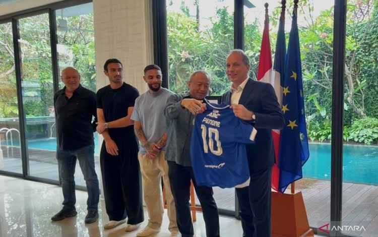 Duta Besar Prancis untuk Indonesia Fabien Penone (kanan) saat menerima jersi anyar Persib bernomor punggung 10 dari Direktur Utama Persib Bandung Glenn Timothy Sugita (dua kanan) di Wisma Prancis, Jakarta, Selasa (24/3/2026). (ANTARA/Nabil Ihsan)