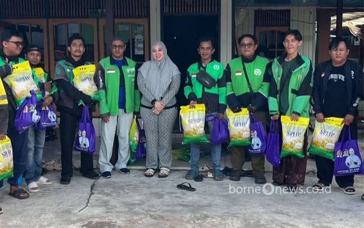 Anggota DPD RI Bidan Sean Berbagi dengan Pengemudi Ojek Kapuas