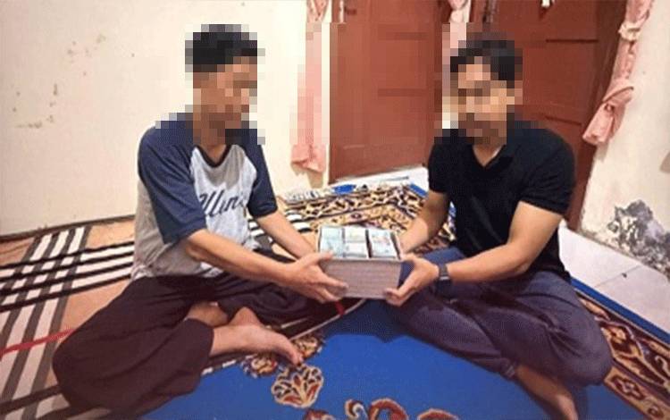 Viral foto di medsos kedua belah pihak antara Ardiansyah dan Zaldy memegang sejumlah uang dengan narasi telah berdamai. (FOTO: IST)