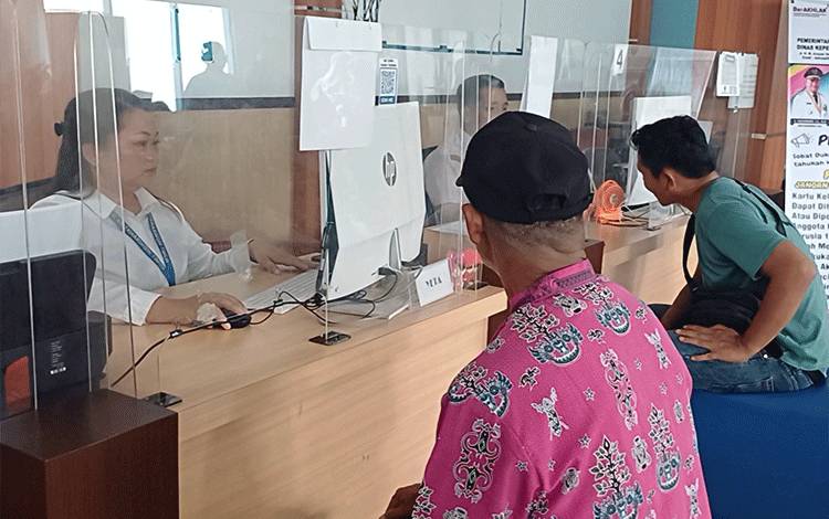 Layanan di Kantor Dinas Kependudukan dan Pencatatan Sipil Kotawaringin Timur setelah libur Lebaran, Rabu, 25 Maret 2026. (FOTO: DEWIP)