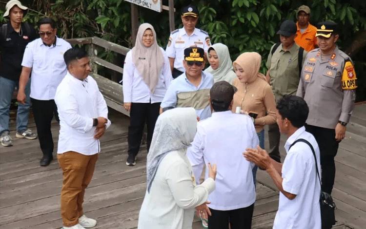 Kapolres Kobar Dampingi Gubernur Kalteng Tinjau Pembangunan Wisata di TNTP