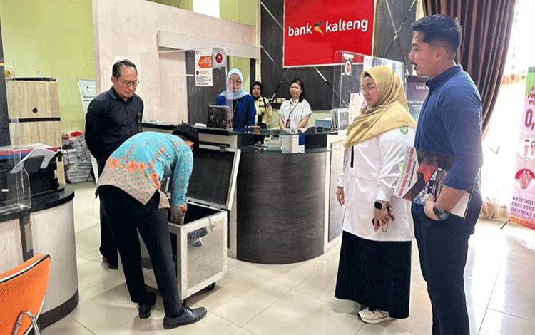 Wakil Bupati Kotawaringin Timur Irawati saat menyaksikan pembayaran PBB-P2 oleh perusahaan, Rabu, 25 Maret 2026. (FOTO: IST)