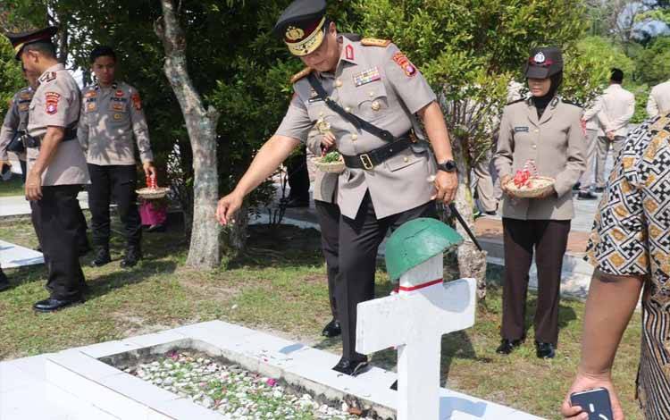 Polda Kalteng Gelar Ziarah ke TMP Sanaman Lampang Peringati Hari Bhayangkara ke 31
