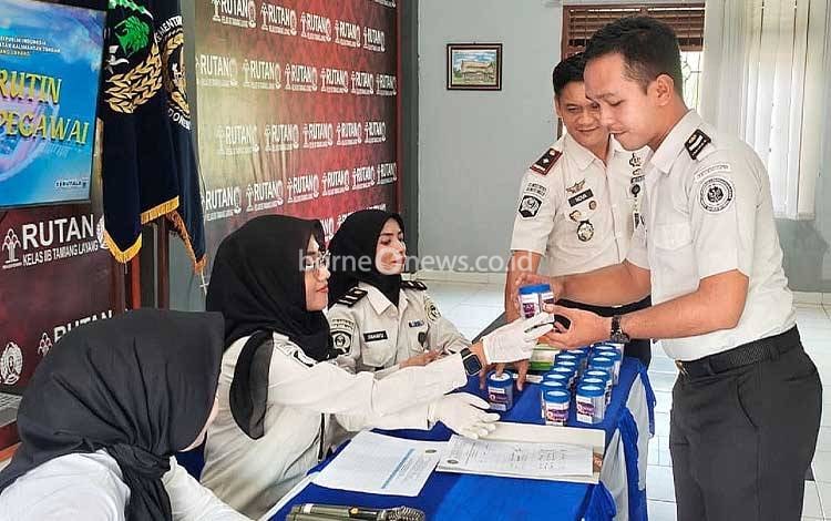 Tes urine massal di Rutan Tamiang Layang, Kamis, 26 Maret 2026. (FOTO: AGUSTINUS BOLE MALO)