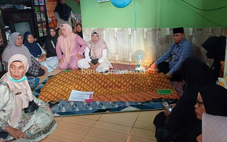 Bupati Kotim Kunjungi Rumah Duka Camat Baamang Sufiansyah