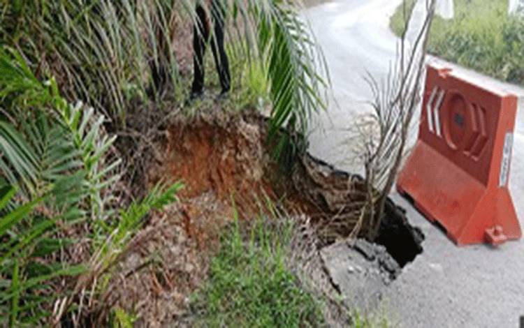 Oprit Jembatan Wonorejo Lamandau Longsor, Kendaraan Berat Dilarang Melintas Sementara