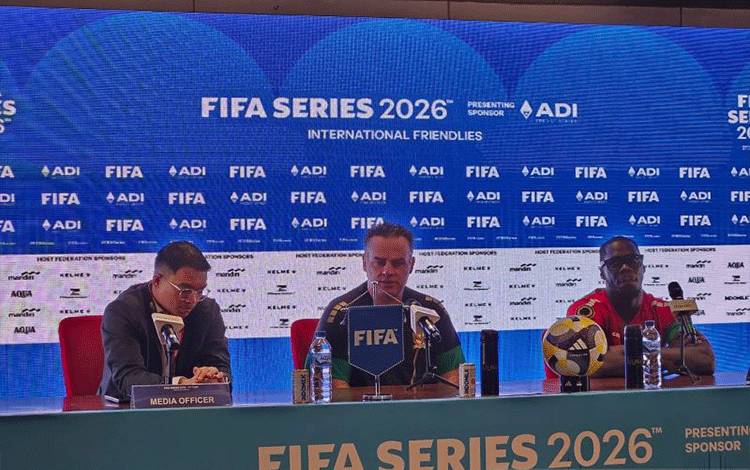 Pelatih timnas St Kitts and Nevis Marcelo Augusto Silva Serrano (tengah) dan pemain St Kitts and Nevis Julani Archibald (kanan) menghadiri jumpa pers menjelang pertandingan FIFA Series 2026 melawan Indonesia di Stadion Utama Gelora Bung Karno, Jakarta, Kamis (26/3/2026). (ANTARA/RAUF ADIPATI)
