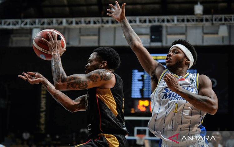 Pebasket Dewa United Banten Donell Cooper (kiri) berusaha melempar bola dengan dibayangi pebasket Satria Muda Pertamina Bandung Jordan Treyvon Ivy-Curry (kanan) pada pertandingan Indonesian Basketball League (IBL) 2026 di Dewa United Arena, Kabupaten Tangerang, Banten, Sabtu (21/2/2026). Satria Muda Pertamina Bandung kalahkan Dewa United Banten dengan skor 92-88. ANTARA FOTO/Putra M. Akbar/rwa.
