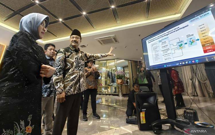 Arsip foto - Menteri Sosial Saifullah Yusuf (bersama Kepala Badan Pusat Statistik (BPS) Amalia Adininggar Widyasanti menjelaskan mekanisme pemuktahiran Data Tunggal Sosial Ekonomi Nasional (DTSEN). (ANTARA/M Riezko Bima Elko Prasetyo)
