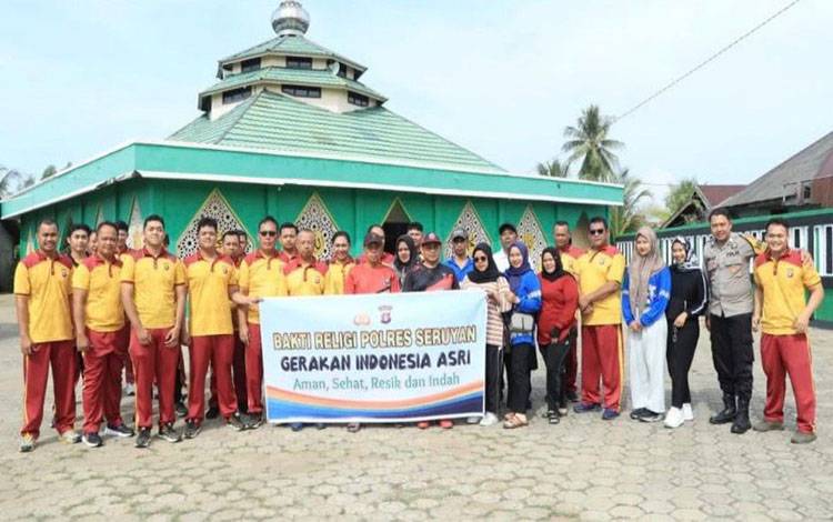 Polres Seruyan Gelar Gerakan Indonesia Asri di Masjid Nor Hikmah