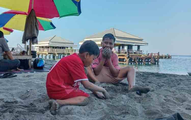 Anak-anak bermain pasir di Pantai Senggigi, Kabupaten Lombok Barat, Provinsi NTB. ANTARA/Akhyar Rosidi