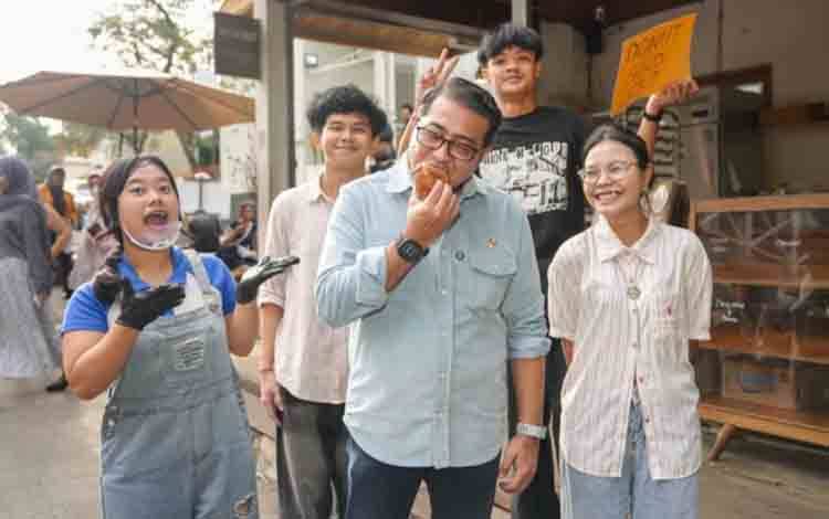 Menteri Ekonomi Kreatif Teuku Riefky Harsya, mencicipi salah satu kuliner saat meninjau ruang kreatif dan kawasan terintegrasi Blok M sebagai pusat aktivitas ekonomi kreatif dalam momentum libur Lebaran, Jakarta, Jumat (27/3/2026). (ANTARA/HO-Kemenekraf)