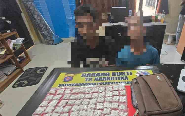 Polisi Ungkap 940 Butir Obat Putih Tanpa Merk Diduga Narkoba, Dua Orang Diamankan