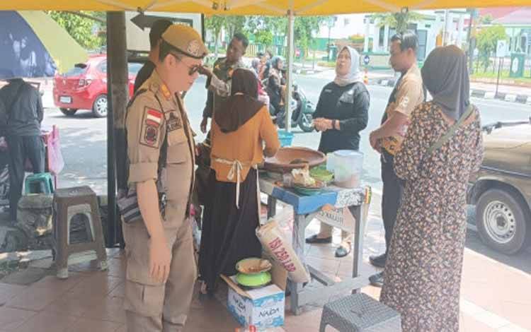 Satpol PP Kobar Tertibkan PKL yang Berjualan di Trotoar dan Bahu Jalan