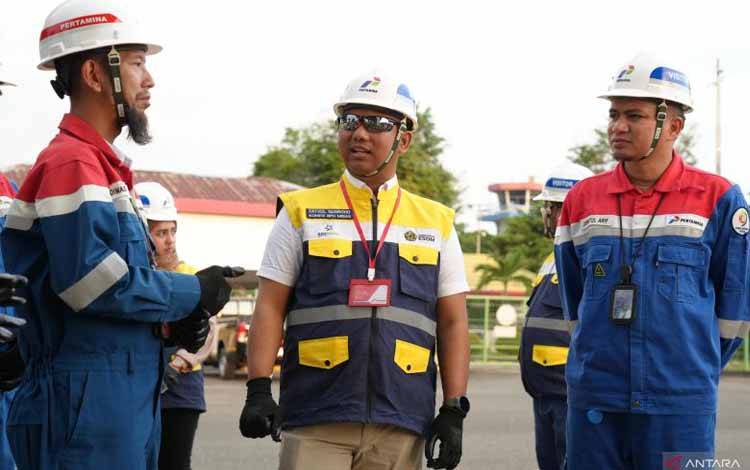 Anggota Komite Badan Pengatur Hilir Minyak dan Gas Bumi (BPH Migas) Fathul Nugroho (tengah) meninjau ketahanan stok Bahan Bakar Minyak (BBM) usai periode Ramadan dan Idul Fitri (RAFI) 2026 di Banjarmasin, Kalimantan Selatan, Jumat (27/3/2026). (ANTARA/HO-BPH Migas)