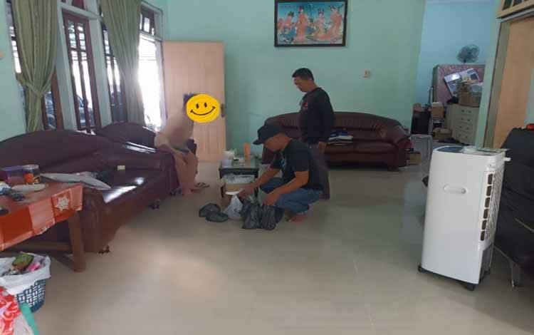 Satpol PP Kobar Sita Puluhan Kantong Arak Putih