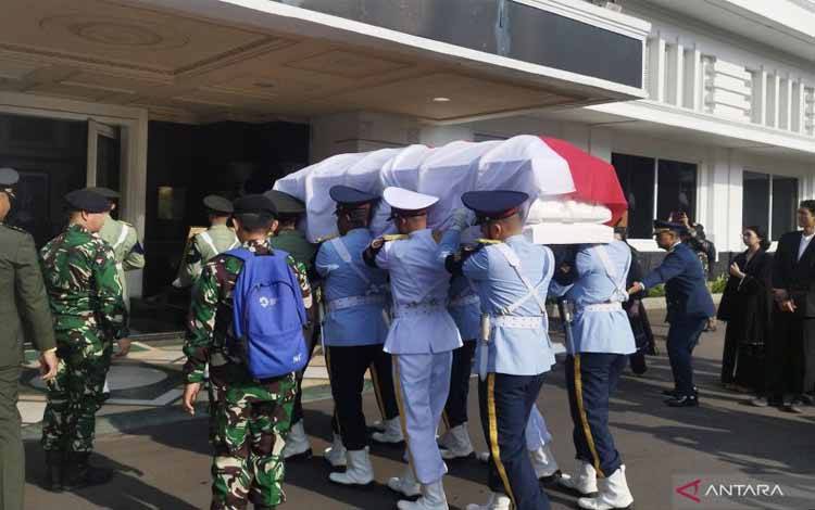 Jenazah Mantan Menhan Juwono Sudarsono Disemayamkan di Gedung Kemhan