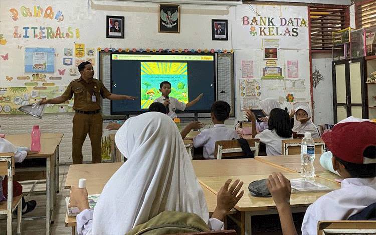 Suasana pembelajaran di ruang kelas dengan interactive flat panel (IFP) di SD 006 Batam, Kepri. ANTARA/Amandine Nadja