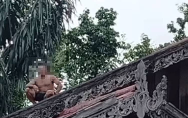 Aksi Nekat Pencuri Bersenjata Parang Bertahan di Atap Rumah Saat Dikepung Warga