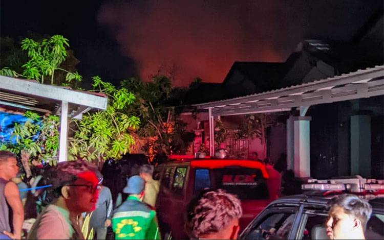 Situasi saat terjadinya kebakaran di Jalan Jafri Zamzam, Komplek DPR Gang 5, Banjarmasin pada Senin dini hari, 30 Maret 2026. (FOTO: Rescue Bjm)