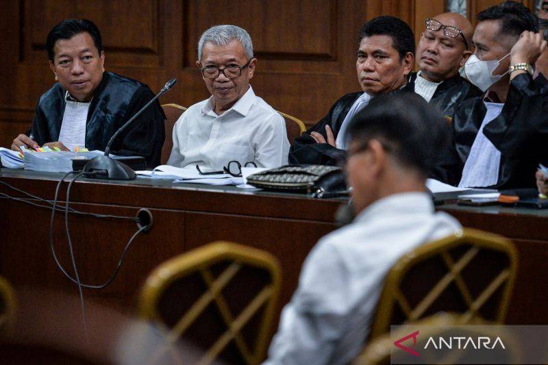 Terdakwa kasus dugaan pemerasan dalam pengurusan Rencana Penggunaan Tenaga Kerja Asing (RPTKA), mantan Dirjen Pembinaan Penempatan Tenaga Kerja dan Perluasan Kesempatan Kerja Kemnaker Suhartono (kedua kiri) mendengarkan keterangan saksi saat sidang lanjutan di Pengadilan Tipikor, Jakarta, Jumat (19/12/2025). Sidang yang menghadirkan delapan mantan ASN Kementerian Ketenagakerjaan tersebut beragendakan mendengarkan keterangan saksi. ANTARA FOTO/Putra M. Akbar/tom.