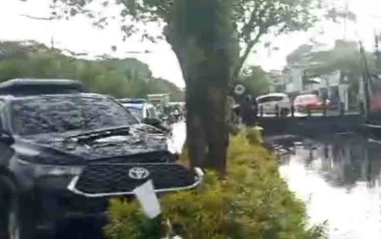 Hujan Deras Diduga Picu Kecelakaan Tunggal di Jalan Ahmad Yani Banjarmasin