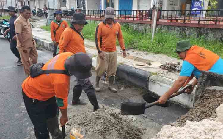 Jalan Ahmad Yani Sampit Amblas, Pemkab Kotim Bergerak Cepat Lakukan Perbaikan