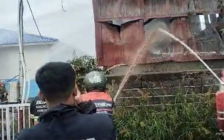 Gedung Sarang Burung Walet Terbakar di Palangka Raya