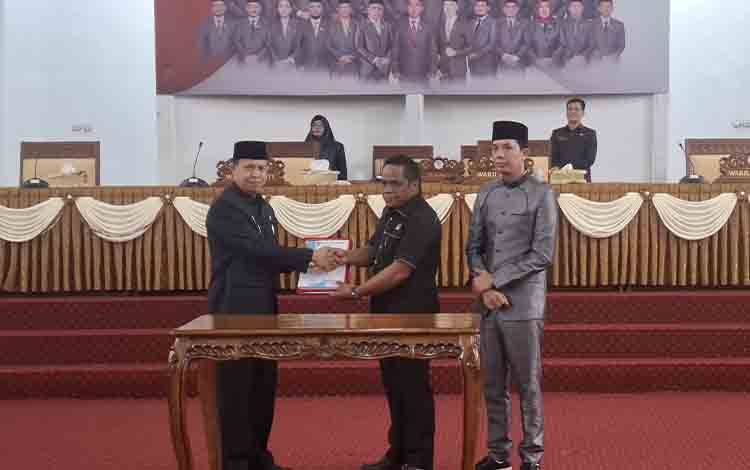 Wakil Bupati Seruyan H Supian menyerahkan dokumen LKPJ Tahun Anggaran 2025 kepada Wakil Ketua I DPRD Seruyan (Foto : Ist)