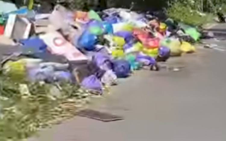 Warga Sei Pasah Kapuas Terganggu, Sampah Menumpuk di Jalur Utama
