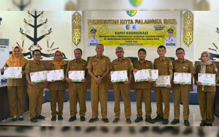 Sekretaris Daerah Palangka Raya Arbert Tombak saat berfoto bersama dengan 10 perwakilan perangkat daerah terbaik dalam hal pengawasan arsip internal (Foto : PATHUR)
