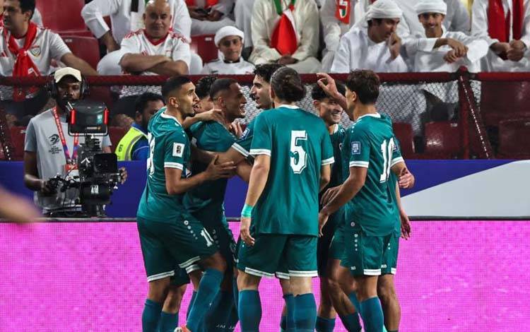 Para pemain Timnas Irak merayakan gol yang dicetak oleh Mohanad Ali ketika pertandingan menghadapi UEA pada leg kedua putaran keempat Kualifikasi Piala Dunia 2026 zona Asia di Stadion Nasional, Basra, Selasa (18/11/2025) waktu setempat. (FIFA.com)