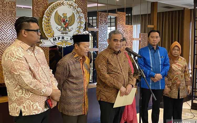 Ketua MPR RI Ahmad Muzani (ketiga kiri) menyampaikan keterangan soal gugurnya prajurit TNI akibat serangan Israel di kompleks parlemen, Senayan, Jakarta, Selasa (31/3/2026). ANTARA/Fath Putra Mulya
