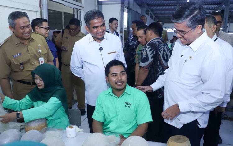 Menaker Yassierli sidak perusahaan di Semarang terkait THR tidak dibayar penuh. Perusahaan berjanji melunasi sisa pembayaran paling lambat 2 April 2026.
