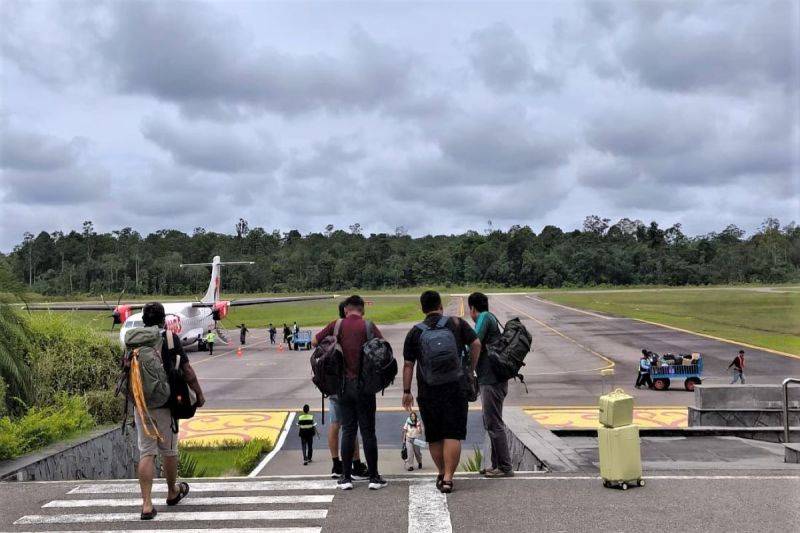 Sejumlah penumpang maskapai Wings Air dari Banjarmasin tiba dan berangkat di Bandara Haji Muhammad Sidik Muara Teweh, Selasa (31/3/2026) ANTARA/HO-Bandara HMS Muara Teweh