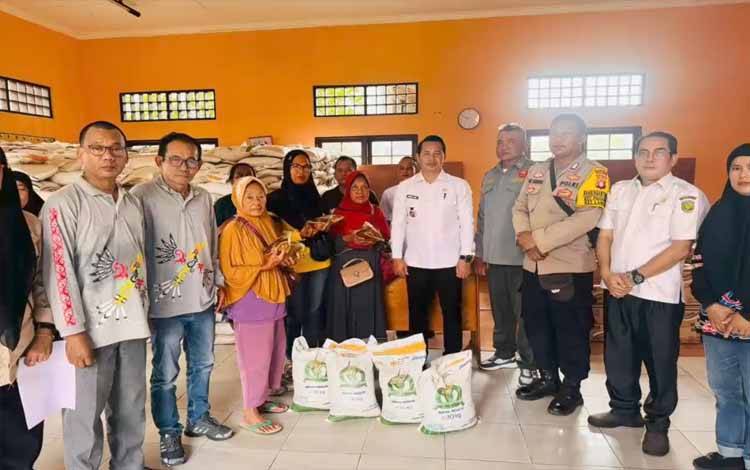 Kelurahan Langkai Salurkan 1.220 Sak Beras dan 4.880 Liter Minyak Goreng Bantuan Presiden untuk Masyarakat