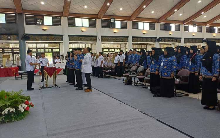 Asisten III Bidang Administrasi Umum Sekretariat Daerah Kotim, Bima Eka Wardhana saat memimpin pengambilan sumpah janji 212 PNS, Rabu, 1 April 2026. (FOTO: DEWIP)